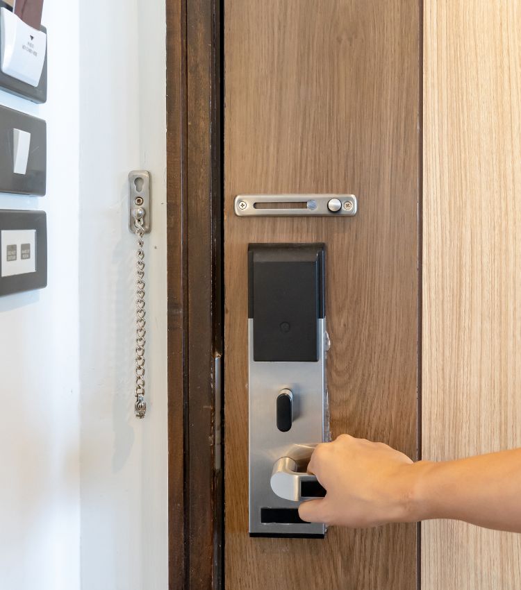 How does YonAnn Prousb Hotel Card System Work