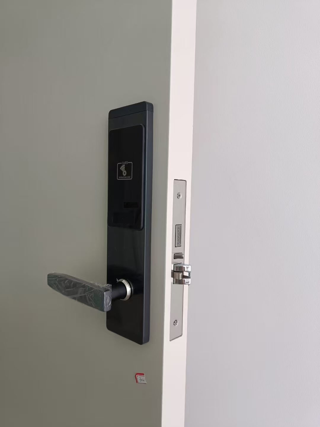 Khóa cửa khách sạn B024