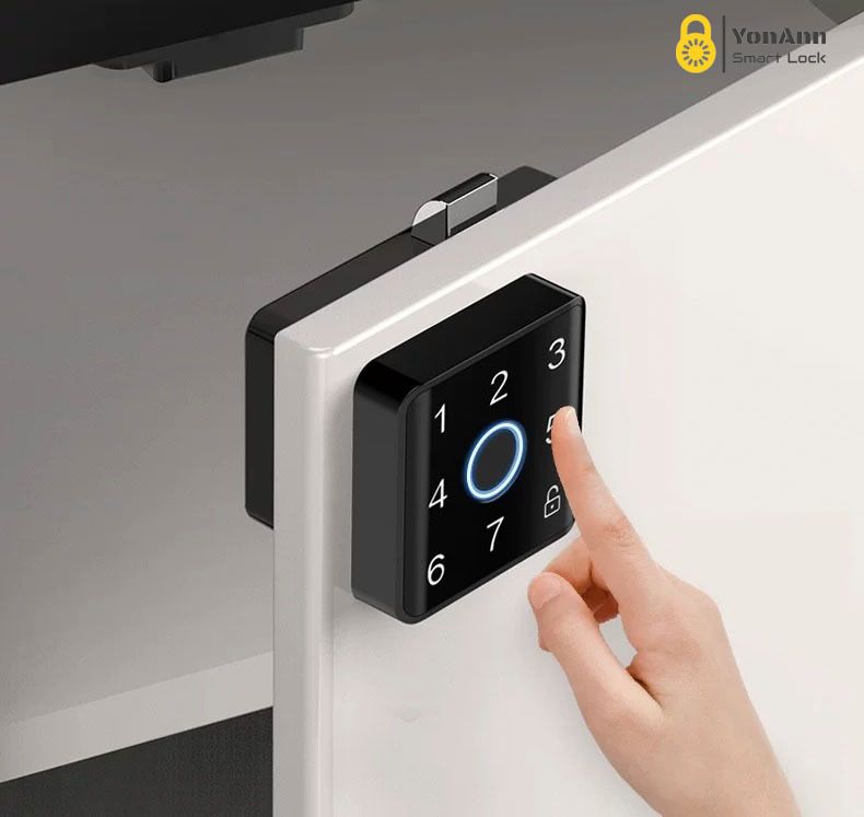 Cerradura inteligente para armarios Tuya con lector de huellas dactilares: control mediante aplicación, contraseña, NFC y desbloqueo multiacceso.